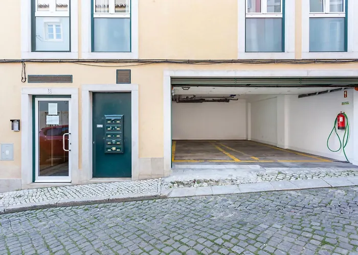 Central, Com Estacionamento Gratuito *