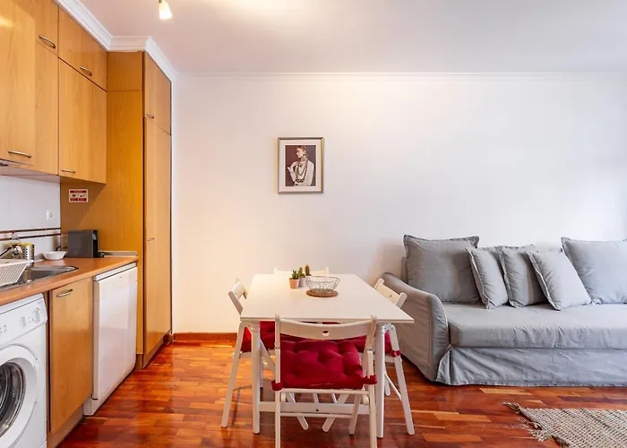 Central, Com Estacionamento Gratuito *